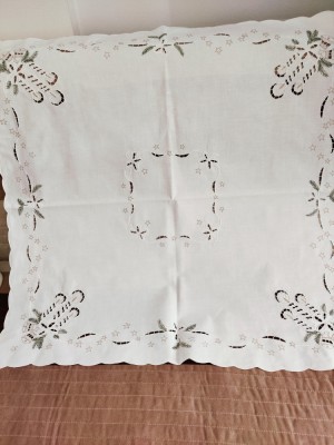 Față de masă cu broderie model festiv foto