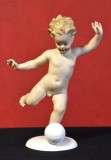 Statueta din portelan Wallendorf Schaubach Kunst - Copil nud lovind o minge cu piciorul