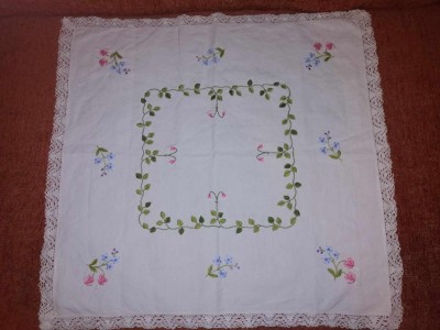 Fata de masa centru de masa cusut brodat broderie veche pe panza foto