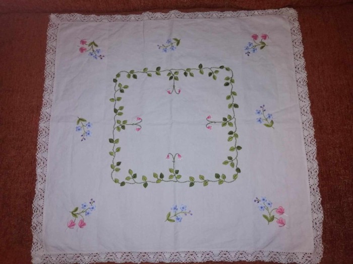 Fata de masa centru de masa cusut brodat broderie veche pe panza