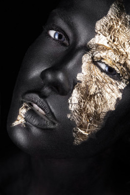 Fototapet de perete autoadeziv si lavabil Make-up auriu, 135 x 225 cm foto