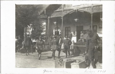 P1917N General rom&amp;acirc;n și militari &amp;icirc;n gara V&amp;acirc;rfurile, județul Arad, 1928 foto