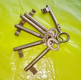 E819- Chei vechi usi vechi metal- pret pe bucata. Lungime 8.5 cm, maner 2.5 cm, cap 2 cm. PRET PE BUCATA