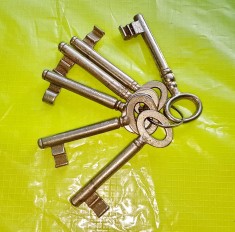 E819- Chei vechi usi vechi metal- pret pe bucata. Lungime 8.5 cm, maner 2.5 cm, cap 2 cm. PRET PE BUCATA