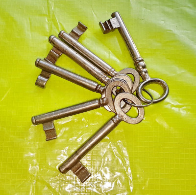 E819- Chei vechi usi vechi metal- pret pe bucata. Lungime 8.5 cm, maner 2.5 cm, cap 2 cm. PRET PE BUCATA foto
