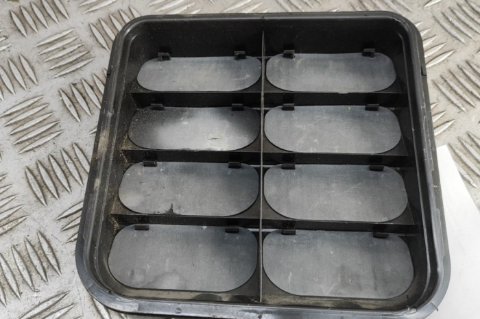 Grila de ventilație caroserie AUDI Q8 E-TRON Sportback 2024 OEM: 4M0819181B 31158393