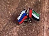 QW9 N8 90 - insigna - tematica steaguri - Federatia Rusa - Emiratele Arabe Unite