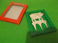 Interesanta FURCULITA ARGINTATA pentru FRIPTURA , masiva , in forma de PURCEL (2)