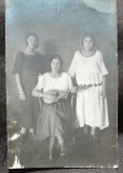 Fotografie tip carte postala, trei tinere, una cu chitara, perioada interbelica