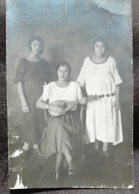 Fotografie tip carte postala, trei tinere, una cu chitara, perioada interbelica foto