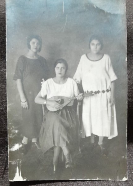 Fotografie tip carte postala, trei tinere, una cu chitara, perioada interbelica
