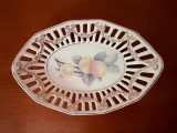BOMBONIERA DIN PORTELAN, CU MARGINEA PERFORATA L16,8CM