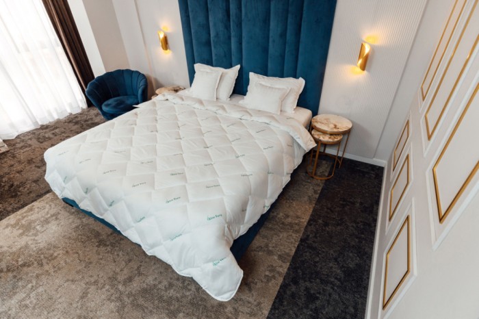 Pilota iarna matlasata aloe vera AloeDream Coneltex, dimensiuni 180x210 cm, dreptunghiulara, culoare alba, umplutura fibra siliconizata antialergica,