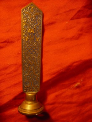 Sigiliu din bronz cu model oriental in email si cu Monograma LPT (?), h=9,7cm foto