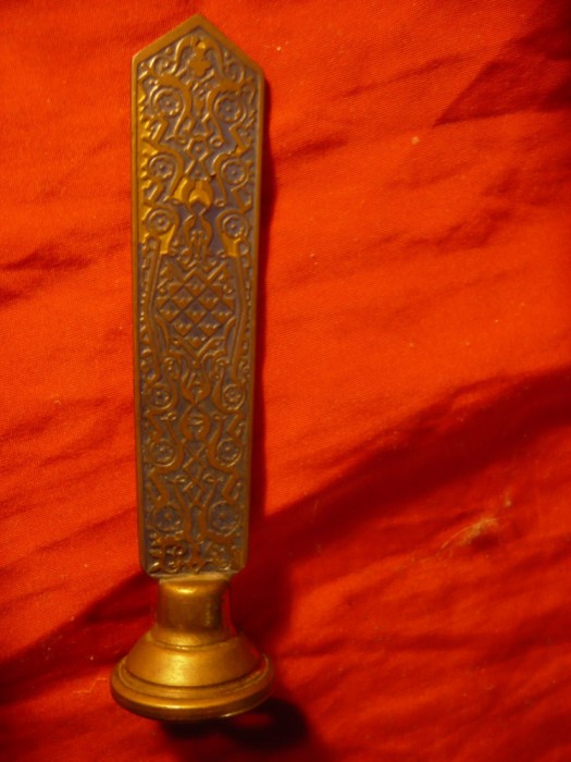 Sigiliu din bronz cu model oriental in email si cu Monograma LPT (?), h=9,7cm