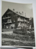 Vila Meri din Tescani, Alb-Negru, Romania de la 1950, Cladiri