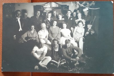 Fotografie tip carte postala, grup de prieteni la petrecere, perioada interbelica foto