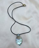 PANDANTIV VINTAGE DIN STICLA DE MURANO PE FIR CAUCIUCAT