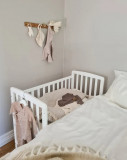 Patut bebe din lemn masiv bedside Alice alb + saltea comfort 100x50 cm, Drewex