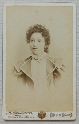 Portret de tanara domnisoara// CDV M. Wandelmann Berlad, Barlad foto