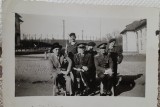 Fotografie, subofiteri din armata Regala Romana, impreuna cu 4 civili