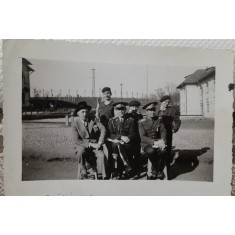 Fotografie, subofiteri din armata Regala Romana, impreuna cu 4 civili