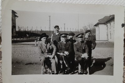 Fotografie, subofiteri din armata Regala Romana, impreuna cu 4 civili foto