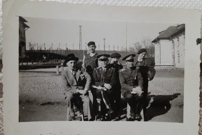 Fotografie, subofiteri din armata Regala Romana, impreuna cu 4 civili