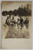 FOTOGRAFIE DE GRUP , LA SCALDAT PE MALUL APEI , O FAMILIE , FOTOGRAFIE FORMAT CARTE POSTALA