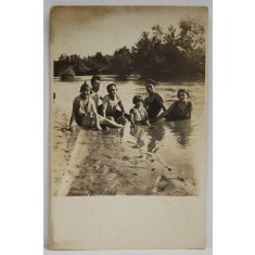 FOTOGRAFIE DE GRUP , LA SCALDAT PE MALUL APEI , O FAMILIE , FOTOGRAFIE FORMAT CARTE POSTALA