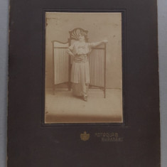 DOAMNA POZAND IN FATA UNUI PARAVAN ART NOUVEAU , FOTOGRAFIE TIP CABINET , STUDIO FOTOGLOB BUCURESTI , PAPSPARTU DIN CARTON , DATATA 1911