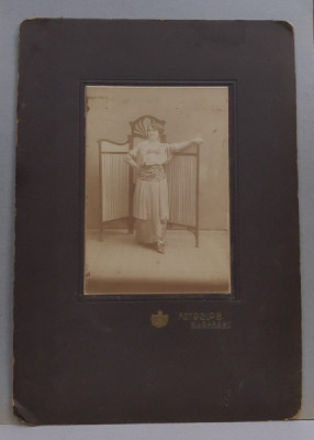 DOAMNA POZAND IN FATA UNUI PARAVAN ART NOUVEAU , FOTOGRAFIE TIP CABINET , STUDIO FOTOGLOB BUCURESTI , PAPSPARTU DIN CARTON , DATATA 1911 foto