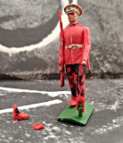 Britains LTD 1/32 54 mm infanterist plastic rosu cap si brate mobile defect