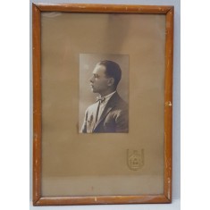 TANAR CU PAPION , FOTOGRAFIE MONOCROMA, CU PASPARTU DIN CARTON , INRAMATA , PERIOADA INTERBELICA
