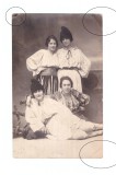 Foto tip CP domnisoare in costume populare, stampila atelier Arad, 1922, stare buna
