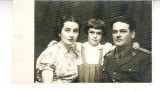 M1 F29 - FOTO - fotografie foarte veche - militar cu familia - anii 1930, Romania 1900 - 1950