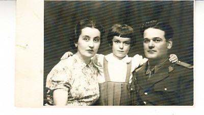 M1 F29 - FOTO - fotografie foarte veche - militar cu familia - anii 1930 foto