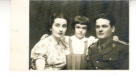 M1 F29 - FOTO - fotografie foarte veche - militar cu familia - anii 1930
