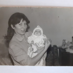 Fotografie dimensiune CP cu mamă cu copil în 1987