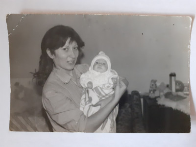 Fotografie dimensiune CP cu mamă cu copil &amp;icirc;n 1987 foto