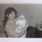 Fotografie dimensiune CP cu mamă cu copil &icirc;n 1987