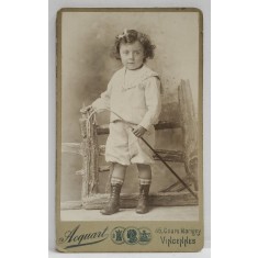 STUDIO ACQUART , VINCENNES , BAIETEL IN COSTUM ALB , IN STUDIO , FOTOGRAFIE C.D.V. , SFARSITUL SEC. XIX