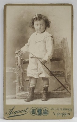 STUDIO ACQUART , VINCENNES , BAIETEL IN COSTUM ALB , IN STUDIO , FOTOGRAFIE C.D.V. , SFARSITUL SEC. XIX foto