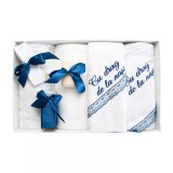 Cumpara ieftin Trusou Botez cu 7 piese personalizat cu broderie - &quot;Cu drag de la Nasi&quot; - ALB - BLEUMARIN- TB93