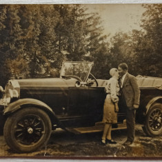 Cuplu cu automobil de epoca, Romania 1929// fotografie tip CP