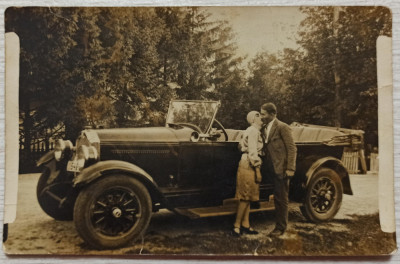 Cuplu cu automobil de epoca, Romania 1929// fotografie tip CP foto