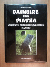 DAINUIRE PRIN PIATRA , MONUMENTELE CIMITIRULUI MEDIEVAL EVREIESC DE LA SIRET de SILVIU SANIE , 2000 foto