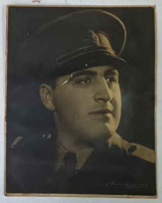STUDIO FOTO LEONARDO , PORTRETUL UNUI OFITER ROMAN , CU CHIPIU , FOTOGRAFIE , PERIOADA INTERBELICA foto