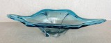 Bol decorativ vintage din cristal de Murano albastru turcoaz, design asimetric ondulat in valuri, lungime 34 cm