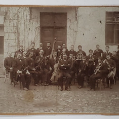 ORCHESTRA FORMATA DIN ADULTI SI COPII , POZA DE GRUP , IN EXTERIOR , FOTOGRAFIE , CCA. 1900